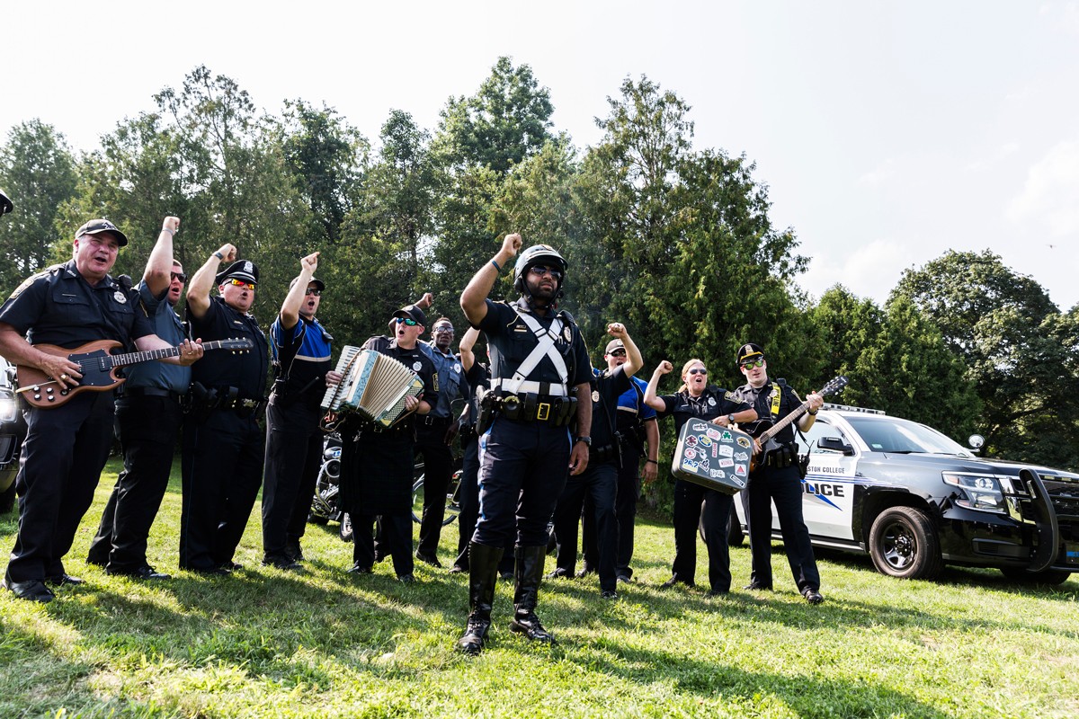 bcpdvid063 Police officers singing