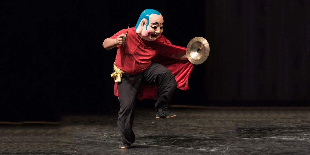 The Chinese Student Association and Korean Student Association presented a performance of cultural dances at Robsham Theater.  (Photos by Yiting Chen)