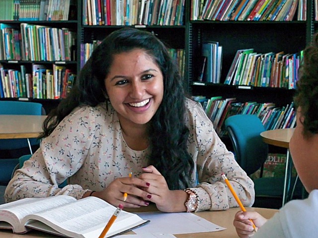 A student of the PULSE service-learning program at Boston College