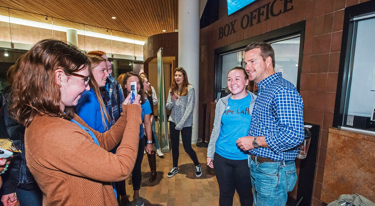 Maggie Mansfield '19 snaps a shot of O'Donnell with classmate and Agape Latte student Emily MacCune.