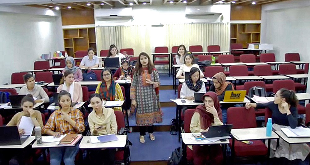 Women in a session of the remote class