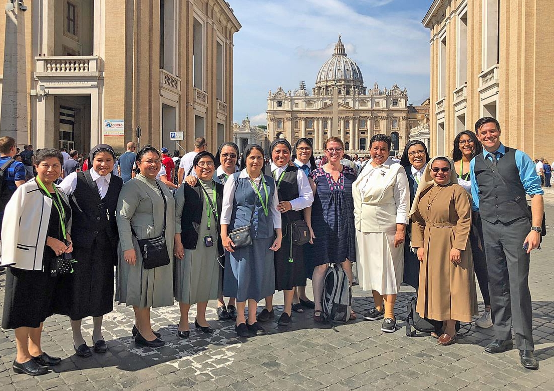 Woods College Latin American Sisters in Rome: in front of St. Peter's Basilica Woods College Latin American Sisters in Rome: In front of St. Peter's Basilica