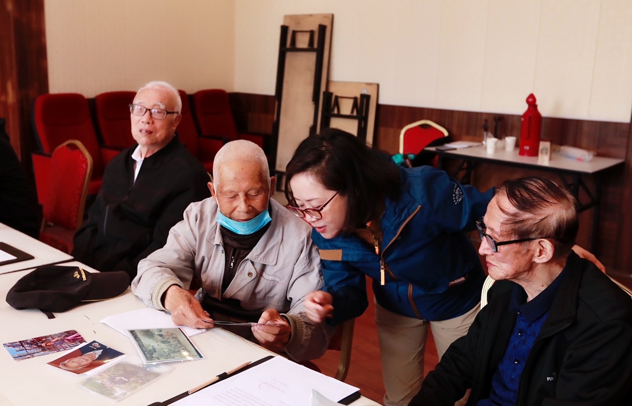 Ling Zhang interviewing workers who participated in the construction of the hydroelectric station (April 2022)
