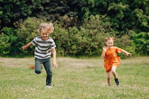 2 kids running towards the camera