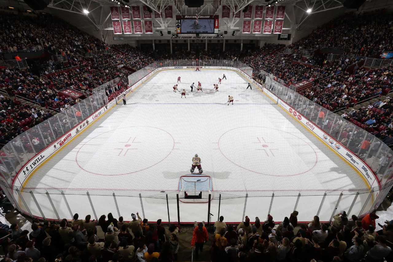 Ice hockey in Conte Forum 