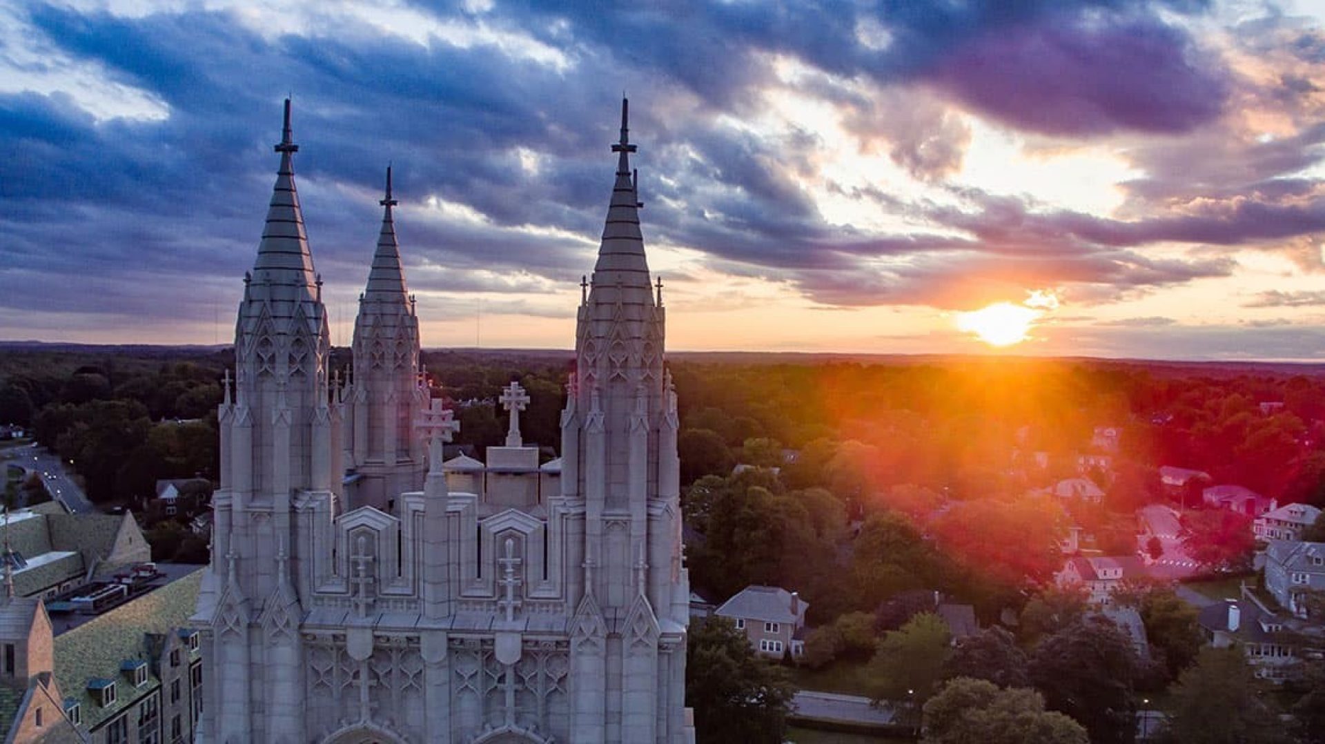 sun setting over top of gasson