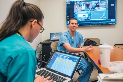 Jill Pallotta, M.S. ’16, and Sean Smith, M.S. ’16, debrief following a simulation session.