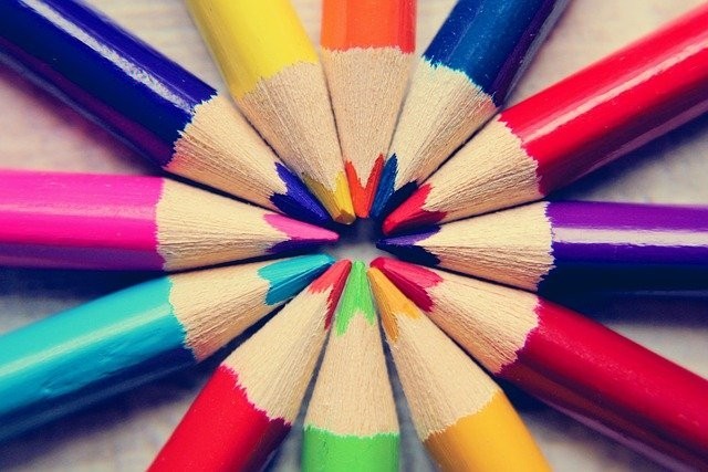 colored pencils in a circle