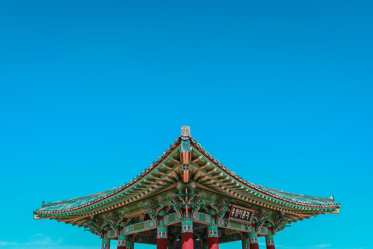 PAgoda roof with blue sky