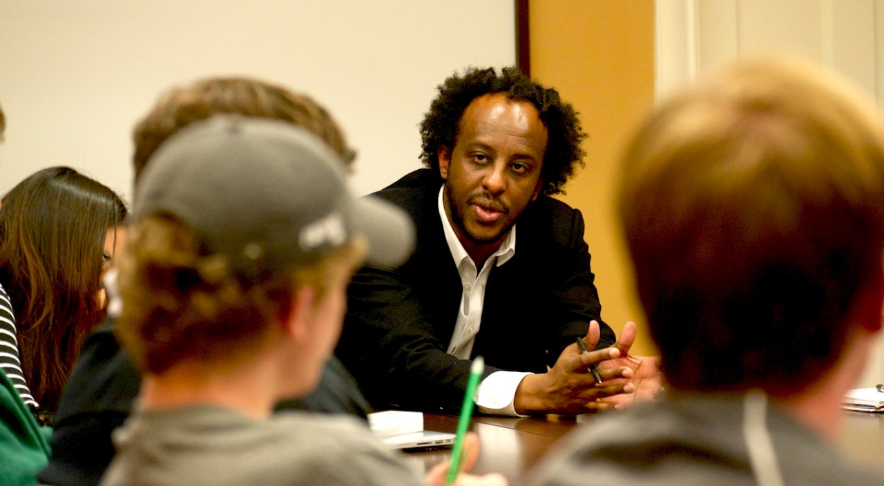 Writer Dinaw Mengestu speaking with Elizabeth Graver's class on writing in the conference room of 10 Stone Ave. Photographed for Linden Lane in the Spring '15 issue of BCM.