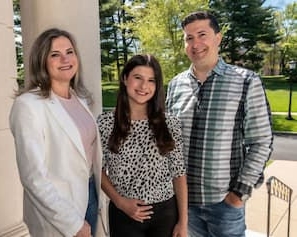 Photo of Thalia Chaves and her parents
