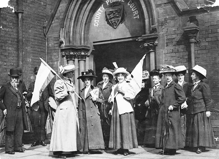 Photo of Suffragettes_demonstrating_outside_the_Police_Court