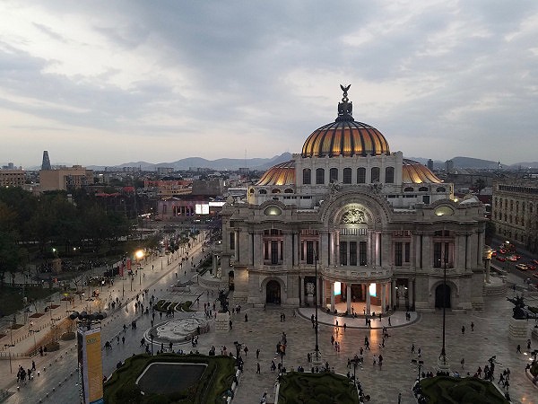 The Palacio de Bellas Artes at twilight.