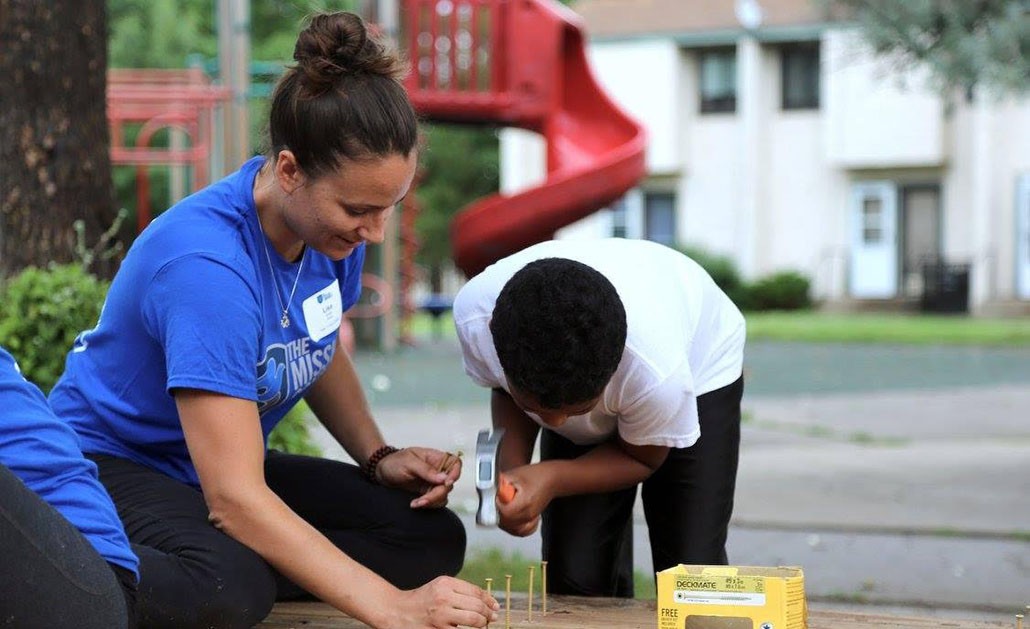 A photo of Lisa Smith working with Team Rubicon