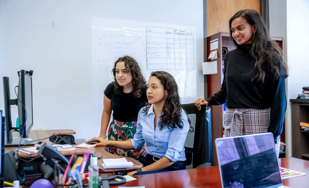 Students and faculty discuss a research project 