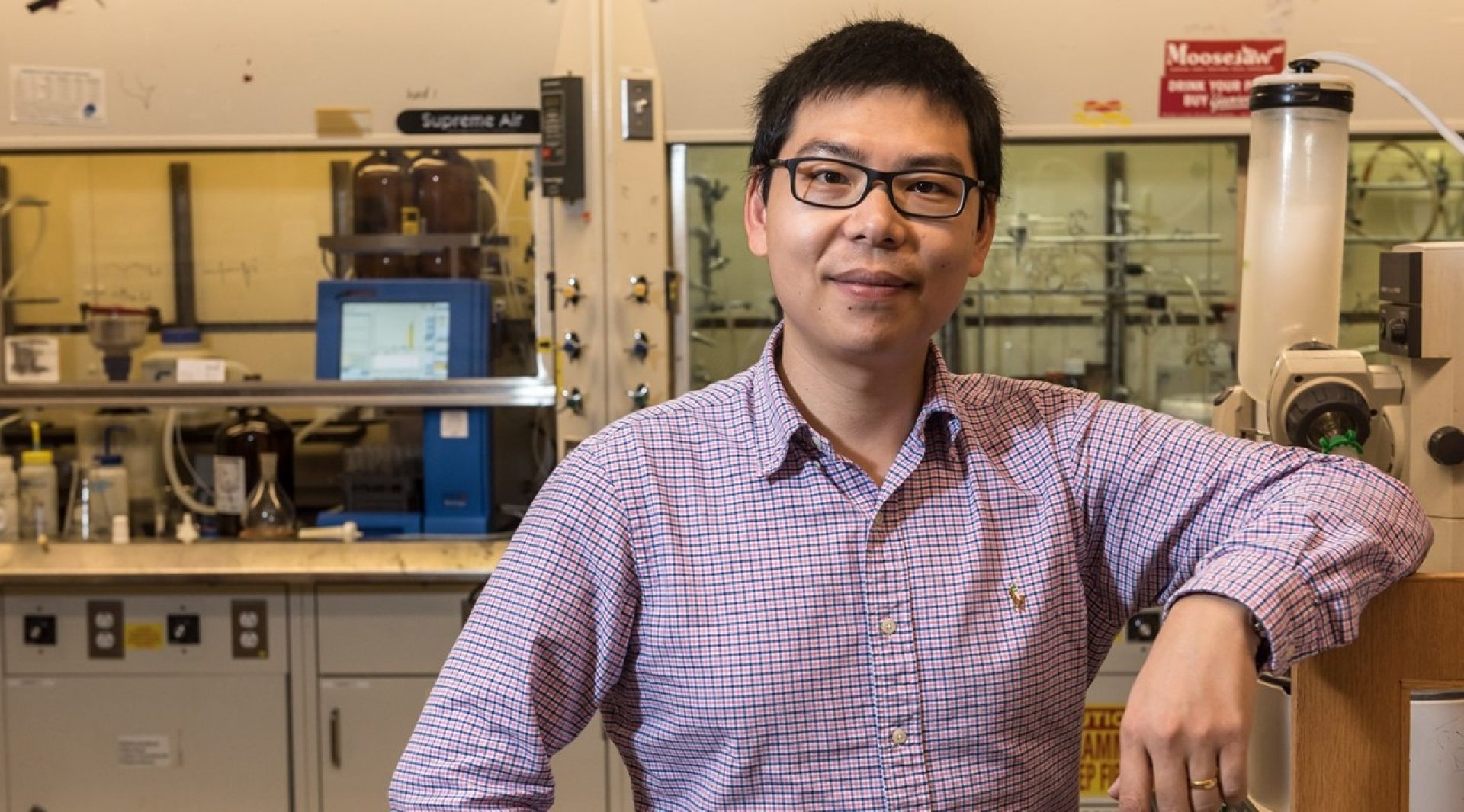 Jia Niu in his lab