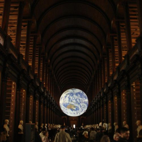 Imafe of the globe with many spectators 