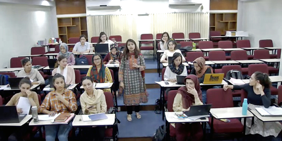 Women in a session of the remote class