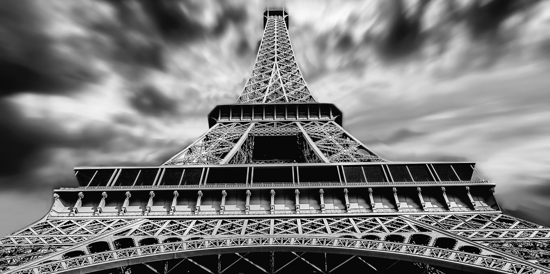 Black and white image of the Eiffel Tower