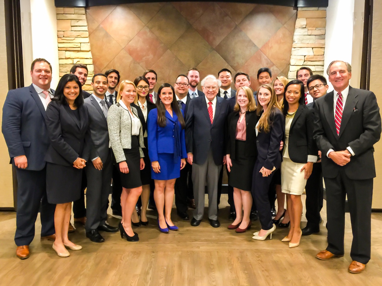 group photo of MBA students and Warren Buffett