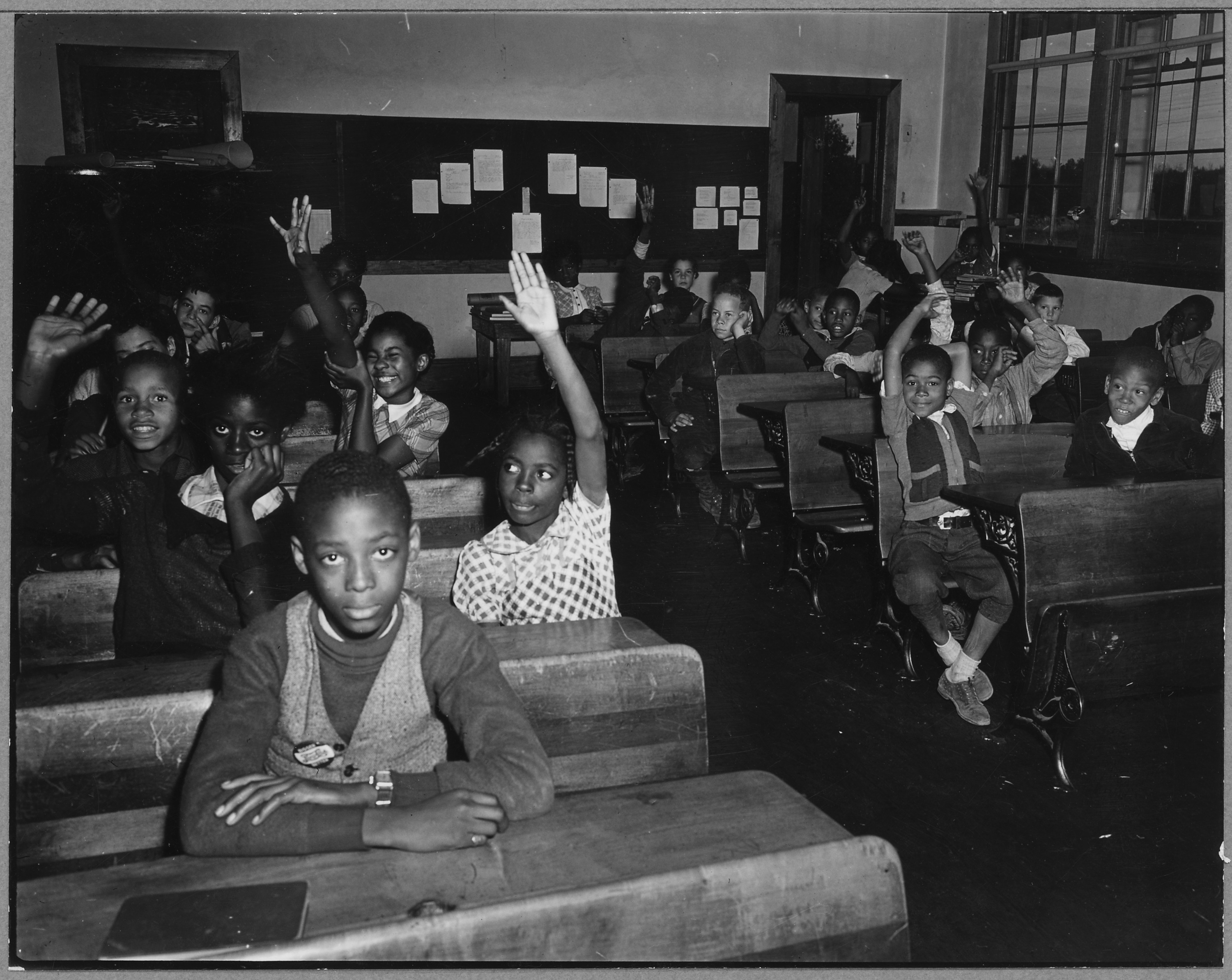 Charles_County,_Maryland._Upper-grade_pupils_in_the_Waldorf_Negro_elementary_school_are_ready_to_ans_._._._-_NARA_-_521562