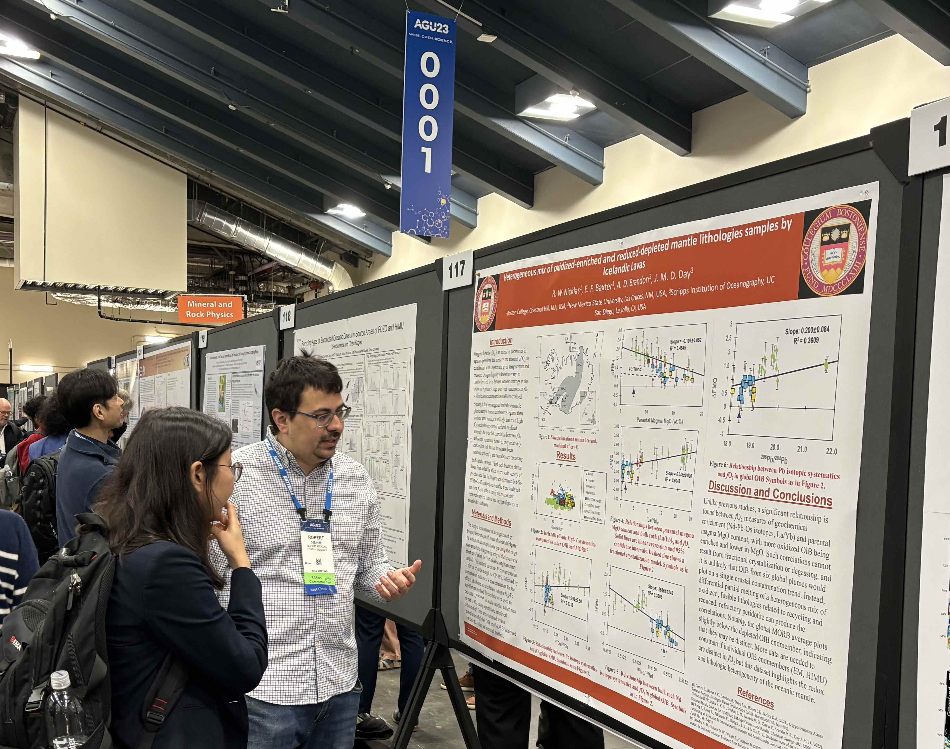 EESC postdoc Willy Nicklas discusses his research with a meeting attendee