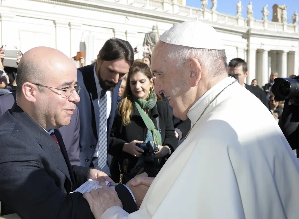 Prof. Hosffman and Pope Francis shaking hands