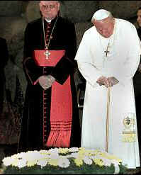 Image: Pope John Paul Bows Head At Holocaust memorial